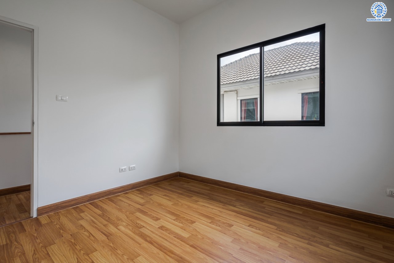 บ้านมือสองตกแต่งใหม่ แบรนด์ Property Perfect ม.โมดิวิลล่า ปิ่นเกล้า-วงแหวน หลังมุม เนื้อที่ 44 ตร.ว. ฟังก์ชัน 3 ห้องนอน 2 ห้องน้ำ 2 ที่จอดรถ เติมเต็มทุกความต้องการ ใช้ชีวิตแบบใกล้ชิดธรรมชาติ บนทำเลเดินทางสะดวก เชื่อมต่อ ถ.กาญจนาภิเษก ใกล้ทางด่วน"ศรีรัช" และเซ็นทรัลเวสต์เกต